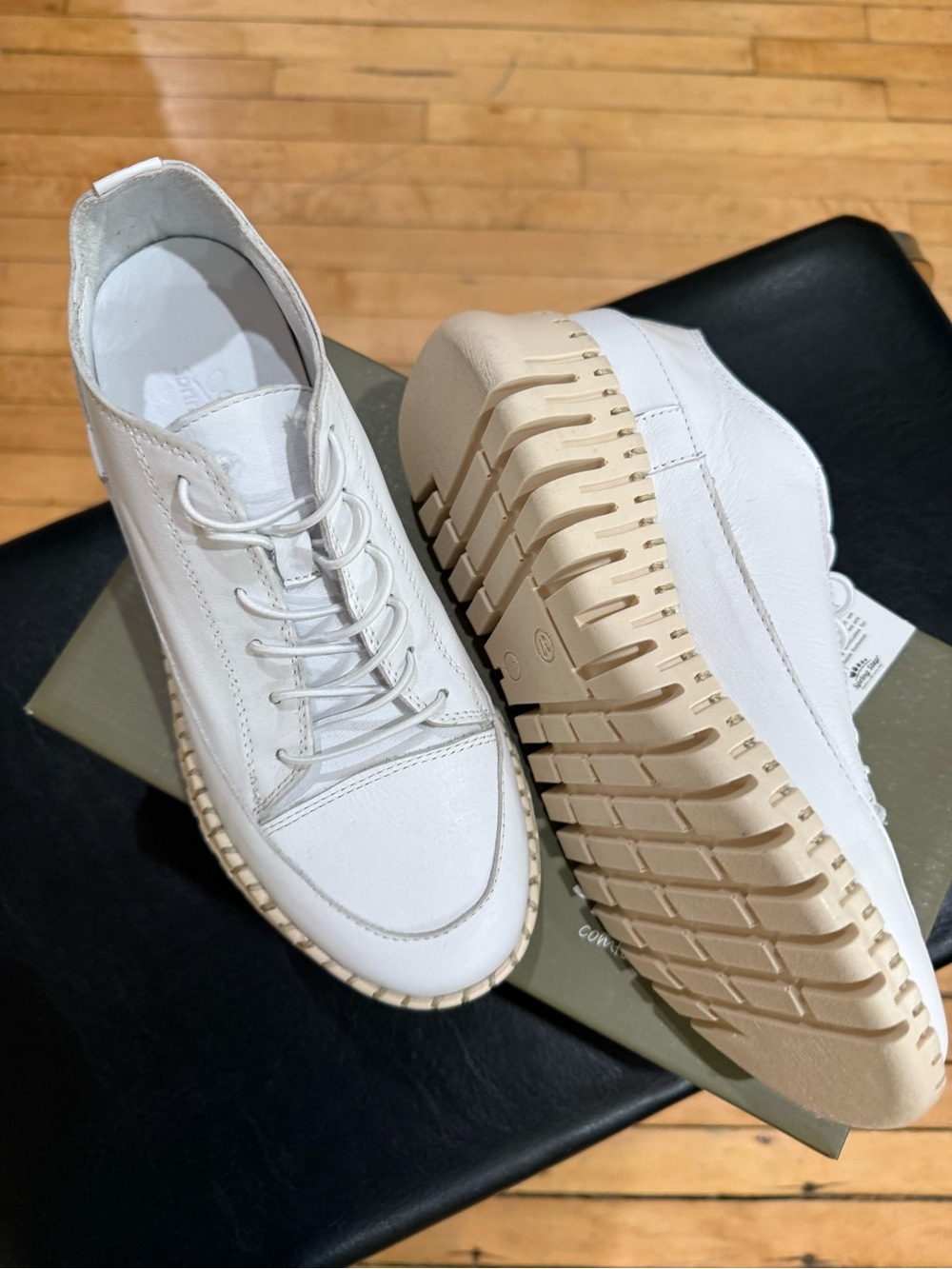 Spring Step White Shoes - Picture 3 of 4